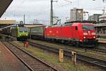Ausfahrt am 23.07.2015 von 185 178-1 mit ihrem AMBROGIO-Containerzug aus dem Badischen Bahnhof von Basel, als am Bahnsteig neben an die Re 485 001-2  Haltinegn  mit ihrer RoLa (Novara - Freiburg (Brsg) Rbf) auf die Ausfahrt wartete.