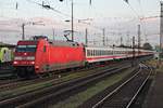 Einfahrt von 101 129-5 mit dem IC 61419 (Duisburg Hbf - Basel SBB)/CNL 40419 (Amsterdam Centraal - Zürich HB)/CNL 479 (Hamburg-Altona - Zürich HB) am frühen Morgen des 30.07.2015 in den Badischen Bahnhof von Basel.