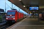 Mit dem  IC 61419 (Duisburg Hbf - Basel SBB)/CNL 40419 (Amsterdam Centraal - Zürich HB)/CNL 479 (Hamburg-Altona - Zürich HB) fuhr am Morgen des 17.08.2015 die 101 018-0 an den Bahnsteig von Basel Bad Bf. Nach ihrem Zwischenhalt brachte sie ihren Zug noch nach Basel SBB.