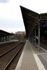 Der lange, modernisierte Hausbahnsteig ist am 19.04.2013 menschenleer.