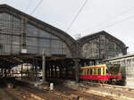 In Anlehnung an einige vorherige Bilder wollte ich die BR 480 an der Friedrichstraße noch mit Sonnenschein fotographieren - im Winter nicht so einfach, schon gar nicht, wenn auf der Stadtbahn ständig RE oder der Fernverkehr ins Bild fahren. Es gelang aber...

480 044 führt den Zug der S3 nach Erkner an bei der Ausfahrt des Bahnhofes Berlin Friedrichstraße an. Die Baureihe wird seit dem Fahrplanwechsel auf der S3 eingesetzt und teilweise von der Ringbahn abgezogen. Die BR 483/484 fährt auch nicht mehr die Express-S3-Züge.

Berlin, der 03.01.2023