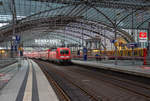 BOMBARDIER begrüsst die Reisenden im Hbf Berlin und ein Wendezug mit einer Siemens Lok verlässt den Bahnhof.