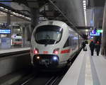 Tz 1127  Weimar  wartet als ICE 1515 (Berlin Hbf - München Hbf) auf Verstärkung aus Hamburg.

Berlin Hbf, 14. Dezember 2016 