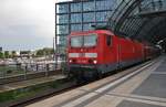 143 065-1 verlässt am 12.5.2017 mit der RB14 (RB18631)  Aiport-Express  von Nauen nach Berlin Schönefeld Flughafen den Berliner Hauptbahnhof.