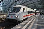 ICE1071 von Berlin Ostbahnhof nach Frankfurt(Main) Hauptbahnhof steht am 14.5.2017 im Berliner Hauptbahnhof bereit. Schublok war 101 131-1.