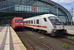 IC1962 von Berlin Ostbahnhof nach Frankfurt(Main) Hauptbahnhof mit 120 152-4 trifft am 28.5.2017 im Berliner Hauptbahnhof auf 101 021-4 mit dem EC177 von Hamburg-Altona nach Praha hl.n. 