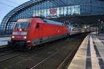 101 085-9 wartet am 31.12.2017 mit dem IC1279 von Berlin Ostbahnhof nach Basel SBB im Berliner Hauptbahnhof auf Abfahrt. 