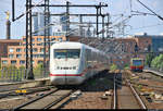 808 010 (Tz 210  Fontanestadt Neuruppin ) als ICE 998 (Linie 13) von Frankfurt(Main)Hbf nach Berlin Ostbahnhof erreicht Berlin Hbf abweichend auf Gleis 12.
Rechts daneben nähern sich zwei 481 der S-Bahn Berlin als S9 von Berlin-Spandau (S) nach Berlin-Schönefeld Flughafen dem Hauptbahnhof.
Aufgenommen am Ende des Bahnsteigs 13/14.
[1.8.2019 | 11:24 Uhr]