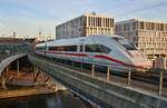 412 201 (7812 201-8) fährt am 18.12.2020 als ICE547 von Düsseldorf Hauptbahnhof nach Berlin Ostbahnhof zusammen mit 412 209 (6812 209-3) als ICE557 von Köln Hauptbahnhof nach Berlin Ostbahnhof aus dem Berliner Hauptbahnhof aus.