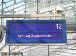 So jetzt erstmal meine Bilder aus unserem Treffen vom 30.08.2008 im Berliner Hbf. Ein kurzer Bericht von mir: Da wir uns um 11 Uhr treffen wollten, und mein Zug erst um 10:58 Uhr eingetroffen wre, entschloss ich mich schon eine Stunde vorher dazu sein, sprich um 9:48. Da ich mit Rolf + Julian schon gerechnet habe, suchte ich erstmal den ganzen Hbf nach den beiden ab. Da ich aber niemanden gefunden hatte, der nach Rolf und Julian aussah, stellte ich mich in der Nhe des Bahnsteigabschnittschildes  G  hin. Hier berraschte mich erstmal die Metronom-Garnitur als Sonderzug. In der noch verbleibenden Zwischenzeit machte ich ein paar Bilder von verschiedenen Zgen. Als 5 Minuten vor 11 Uhr noch keiner da war, machte ich mir schon leichte Sorgen. Zum Glck kam dann  Pnktlich wie die Bahn  Valentin um Punkt 11 Uhr und es viel mir schon ein Stein vom Herzen. Als schon einige Minuten nach abgemachter Zeit kein Rolf + Julian zu sehen waren, suchten wir mir Valentin den Bahnsteig ab. Dort war leider kein Rolf + Julian und wir machten uns auf den Weg zurck zu unserem Treffpunkt. Aufeinmal sprach uns von hinten eine Person an. Als wir uns umdrehten war es tatschlich noch Rolf. Jetzt erklrte er uns auch schnell, warum er zu Spt kam. Dann schlnderten wir mit unserer ganzen Truppe von 4 Mann durch den Berliner Hbf. Dabei unterhielten wir uns ber Gott und die Welt und machten nebenbei noch Fotos.     
Jetzt zum Bild: JAJA - auch am Berliner Hbf kommt es ab und zu vor, dass ein Zug durchfhrt und nicht hlt. Hier war es ein Schweiz-tauglicher-ICE1. Ein Video wurde von Valentin gedreht, was vlt. spter bei Bahnvideos zu sehen sein wird. Berlin Hbf den 30.08.2008