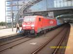 Der tgliche Fensterputz im Berliner Hbf bei der Zuglok vom D 247 in Richtung Ruland ist schon tgliche Rotine.Am 13.09.2008 wurden wieder bei der Zuglok,diesmal die 189 042,fr den Zug nach Saratow 