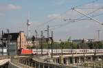 Hier kommt ein IC in den Berliner Hauptbahnhof gefahren. Im Hintergrund steht der Berliner Fernsehturm. 27.09.2008