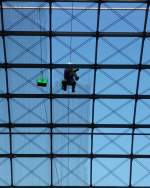 Gute Arbeit! Ich denke, das Fensterputzen hat sich gelohnt. Berlin Hauptbahnhof, 2009-10-20.