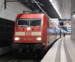 101 130-3 mit dem Metropolitanzug, alias ICE 1106, von Berlin Sdkreuz nach Hamburg-Altona hier am Hbf in Berlin.