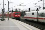 Begenung zwischen einem ICE2 und 112 187 im Hauptbahnhof Berlin.05.02.2011.