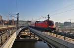 Hier 182 012-5 mit einem RE2 von Wismar nach Cottbus, bei der Ausfahrt am 30.1.2012 aus Berlin Hbf.