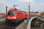 Hier 182 001-8 mit einem RE2 von Wismar nach Cottbus, bei der Ausfahrt am 6.4.2012 aus Berlin Hbf.