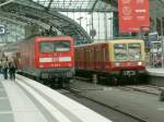 RE1 mit 112 102-9 nach Brandenburg Hbf.und die S9 nach Flughafen Schnefeld am 01.05.08 im Berliner Hauptbahnhof(Archiv P.Walter)