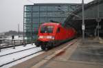 Hier 182 011 mit einem RE1 (RE18177) von Brandenburg Hbf. nach Fürstenwalde(Spree), bei der Ausfahrt am 15.12.2012 aus Berlin Hbf. 