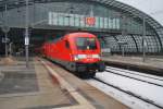 Hier 182 005 mit einem RE1 (RE18119) von Magdeburg Hbf. nach Frankfurt(Oder), bei der Ausfahrt am 15.12.2012 aus Berlin Hbf. 