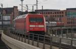 Hier 101 071-9 als Wagenlok am Leer-Reisezug, gezogen von 101 076-8, bei der Durchfahrt am 1.5.2013 durch Berlin Hbf., in Richtung Berlin Friedrichstrae.