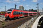 Hier 442 323-2 als RE7 (RE91473) von Wünsdorf-Waldstadt nach Berlin Zoologischer Garten, bei der Einfahrt am 6.7.2013 in Berlin Hbf. 