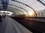 Tief scheint die Sonne an diesem 23.8.2013 schon durch das Glasdach des Berliner Hauptbahnhofs als die S 5 ausfhrt.