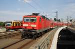 Hier links 481 398 als S7 von Ahrensfelde nach Berlin Westkreuz und rechts 143 848-0 mit einer RB14 (RB18922) von Berlin Schnefeld Flughafen nach Nauen, beide Zge sind am 27.7.2013 in Berlin Hbf. eingefahren. 