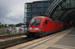 Hier 182 006 mit einem RE1 (RE18121) von Magdeburg Hbf. nach Frankfurt(Oder), bei der Ausfahrt am 14.6.2014 aus Berlin Hbf. 