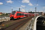 442 132-7 als RB21 (RB18672) von Berlin Friedrichstraße nach Wustermark erreicht zusammen mit 442 629-2 als RB22 (RB28824)  Airport-Express  von Berlin Friedrichstraße nach Berlin Schönefeld Flugahfen am Nachmittag des 13.5.2016 den Berliner Hauptbahnhof.