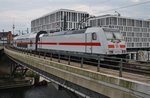 146 575-6 ist am 31.7.2016 mit dem IC2431  Borkum  von Emden Außenhafen nach Cottbus unterwegs, soeben wird der Berliner Hauptbahnhof verlassen.