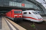 Treffen im Berliner Hauptbahnhof von 143 306-9 mit RB14 (RB18931)  Airport-Express  von Nauen nach Berlin Schönefeld Flughafen und 401 065-8 als ICE877 von Berlin Ostbahnhof nach Karlsruhe