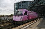 5 370 010 verlässt am 29.10.2016 mit dem EC55  Berlin-Gdynia-Express  von Berlin Hauptbahnhof nach Gdynia Glowna den Berliner Hauptbahnhof.