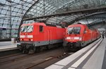 Treffen der Generationen im Berliner Hauptbahnhof. Während sich 143 333-3 mit der RB26339  S-Bahn Ersatzerkehr  von Berlin Charlottenburg nach Berlin Friedrichstraße auf den Weg macht, wartet 182 005 mit dem RE1 (RE18180) von Frankfurt(Oder) nach Brandenburg Hauptbahnhof auf Ausfahrt. (29.10.2016)