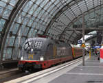 Mit dem Locomore Zug aus Stuttgart ist der Taurus 242 517 von Hectorrail im Berliner Hbf angekommen. Dezember 2016