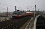 182 517-3 erreicht am 17.12.2016 mit dem LOC1819 von Berlin Lichtenberg nach Stuttgart Hauptbahnhof den Berliner Hauptbahnhof.