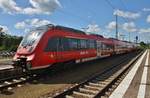 442 123-6 und 442 630-0 fahren am 6.8.2017 als RE3 (RE18494) von Berlin Hauptbahnhof (tief) nach Prenzlau in Berlin Lichtenberg ein.