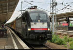 182 518-1 (Siemens ES64U2-018) der Mitsui Rail Capital Europe GmbH (MRCE), vermietet an die LEO Express GmbH, als FLX32623 (FLX 10) nach Stuttgart Hbf steht im Startbahnhof Berlin-Lichtenberg auf Gleis 16.
[19.7.2019 | 14:04 Uhr]