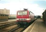 143 066 im Mrz 1998 mit einem Interregio aus Rostock nach Chemnitz in Berlin Lichtenberg.