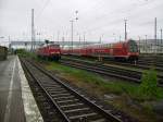 Whrend eine 232 auf einem Nebgleis abgestellt ist, rckt im Sommer 2009 ein RE mit alten Doppelstockwagen aus der Abstellgruppe des Bahnhofs Berlin Lichtenberg aus.