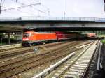 Eine inzwischen gewohnte Zugkombination in sonst ungewohntem Umfeld konnte am 29.05.2012 im Bahnhof Berlin-Lichtenberg angetroffen werden.