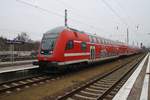 RE3 (RE3308) von Berlin Hauptbahnhof (tief) nach Stralsund Hauptbahnhof erreicht am 12.2.2017 den Bahnhof Berlin Lichtenberg.