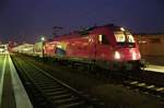 Internationalität pur: eine polnische Lok steht mit russischen Wagen in einem deutschen Bahnhof.