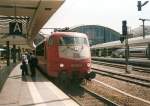 Personalwechsel im Mai 2000 in Berlin Ostbahnhof.Das Lokpersonal von der 103 227 wechselt noch kurz ein paar Worte bevor der neue Lokfhrer die Lok bernehmen kann.