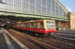 Hier 485 128-3 als eine S75 von Berlin Spandau nach Berlin Wartenberg, bei der Ausfahrt am 29.10.2011 aus Berlin Ostbahnhof.