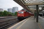 Hier 143 251-7 mit einer RB14 (RB18918) von Berlin Schönefeld Flughafen nach Nauen, bei der Ausfahrt am 18.5.2013 aus Berlin Ostbahnhof.