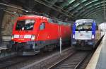 Hier links 182 009 mit einem RE1 (RE18187) von Brandenburg Hbf. nach Frankfurt(Oder) und rechts 5 370 010 mit EC55 von Berlin Hbf. nach Gdynia Glowna (auf Grund eines Böschungsbrands zwischen Berlin und Fürstenwalde endete dieser Zug in Berlin Ostbahnhof), diese beiden Züge standen am 29.3.2014 in Berlin Ostbahnhof. 