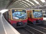 Dank vier S-Bahnsteige im Berliner Ostbahnhof ist es möglich,das man zwei oder auch mehr S-Bahnzüge gleichzeitig fotografieren kann.So am 05.Oktober 2014 als ich zwei nebeneinander stehende