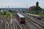 OSTKREUZ Schon länger stand ein Foto mit dem großen Schriftzug Ostkreuz auf der To-Do Liste. Am 21.7.23 hat ein Zug der Baureihe 480 soeben Ostzkreuz verlassen und erreicht in Kürze seinen Endhalt Warschauer Straße. Im Hintergrund erreicht ein Zug der Baureihe 481 soeben Ostkreuz.

Berlin 21.07.2023