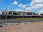 Der Bahnhof Schönefeld aka Flughafen BER – Terminal 5.
Blick auf das Empfangsgebäude, welches unbenutzt ist und nur noch als Zugang zu den Bahnsteigen dient.


Berlin, der 06.08.2021